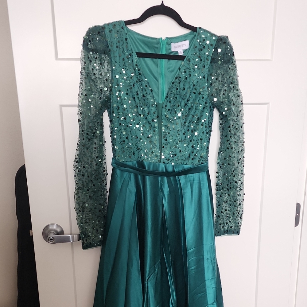 Elegant Green Sequin Long Sleeve Prom Dress NWOT